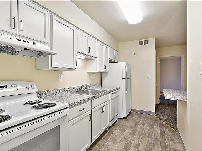 Parkwood Apartments — Photo 14