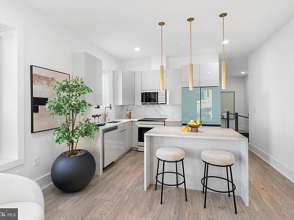 2nd image of 1140 Oates St NE #101