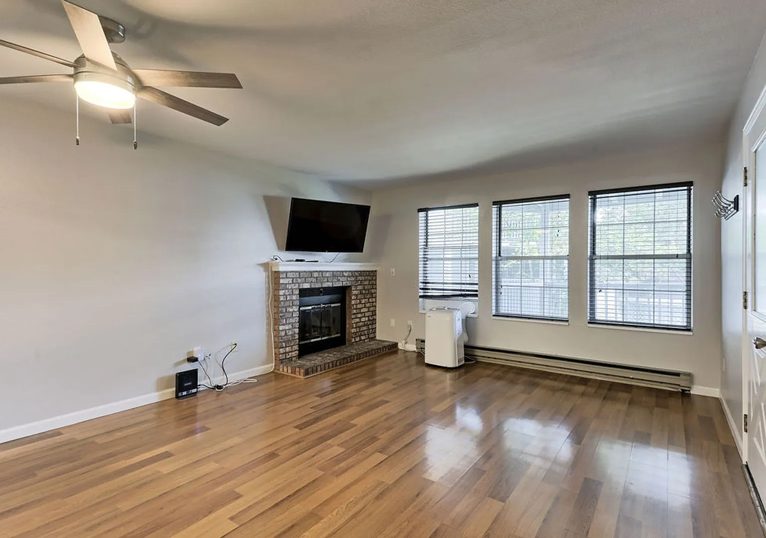 Students Welcome! Move In Special-$200 Off 1st Months Rent! Fantastic & Classy 2-Bed 2-Bath Ranch... — Photo 2