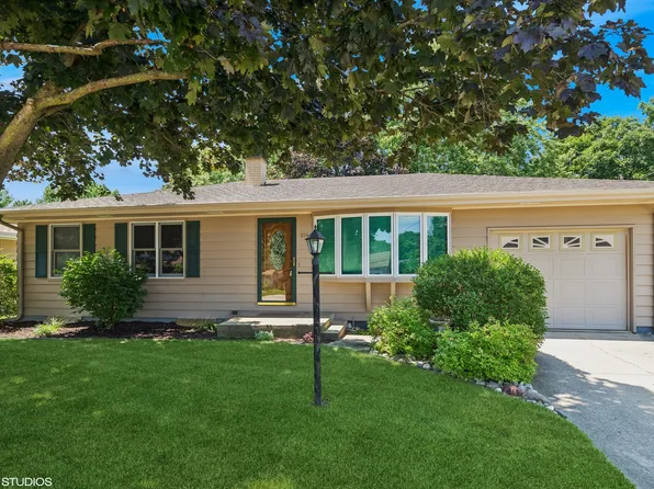 194 S East Ave, South Elgin, IL 60177