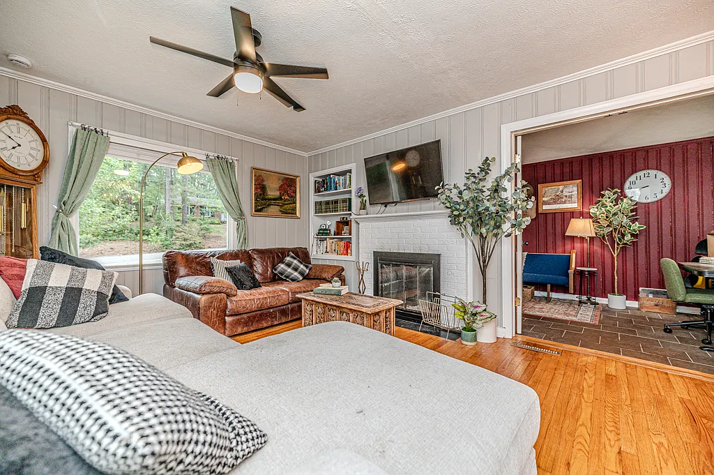 3 bed, 1.5 bath, 1341 sqft, $3,000 — Photo 1