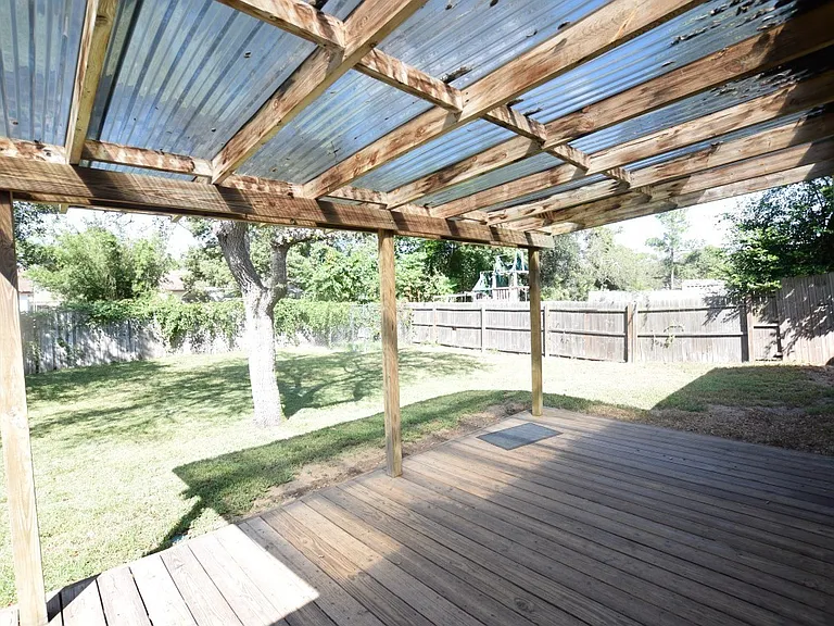 870 Farrington Dr — Photo 2