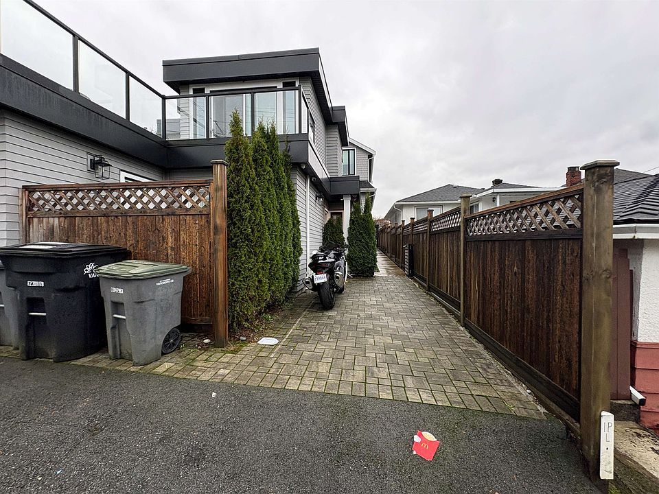 1st image of 3429 Dundas St