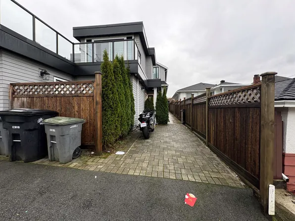 3429 Dundas St, Vancouver, BC V5K 1P5