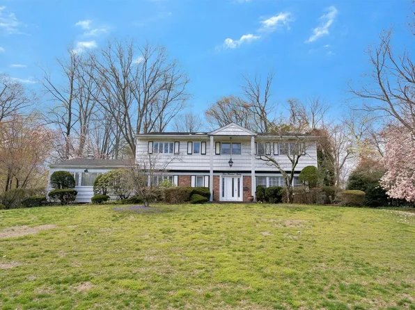 380 Chestnut Drive, East Hills, NY 11576