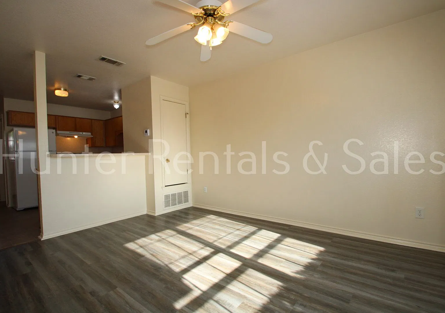 Charming 2-Bedroom Townhome! — Photo 2