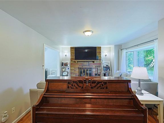 3rd image of 10 Elizabeth Avenue