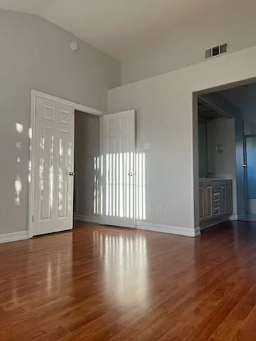 Main bedroom w/cathedral ceilings & bathroom