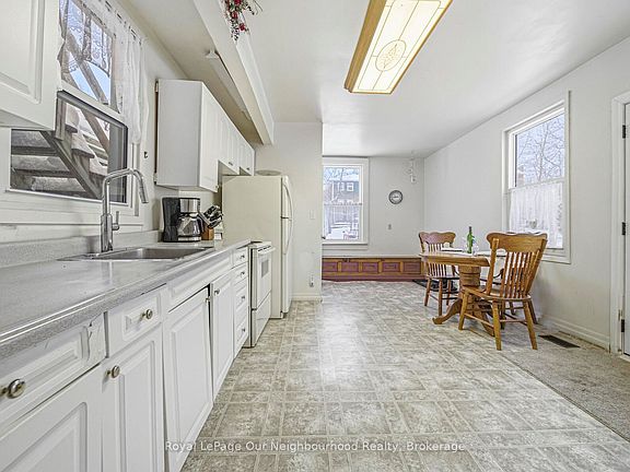 3rd image of 43 Mill St S