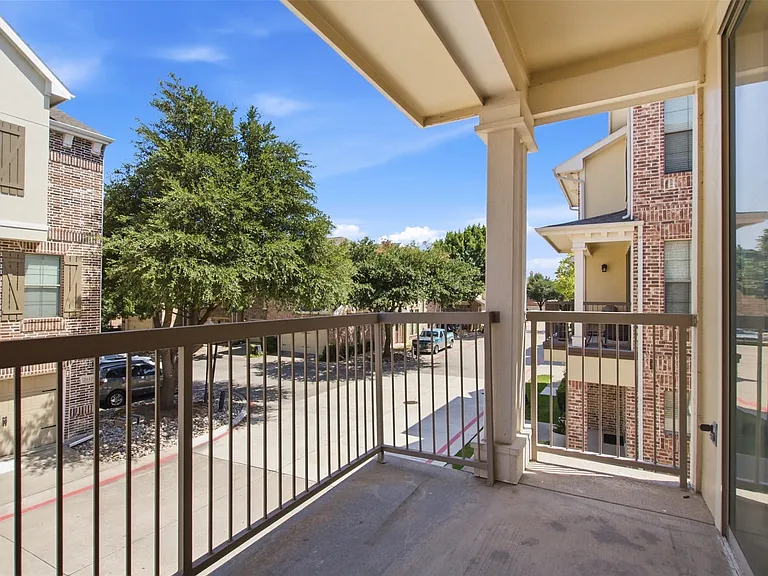 2113 Grove Park Ln — Photo 13