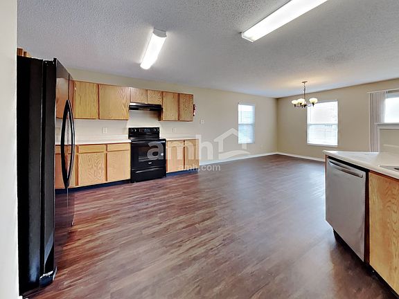 4th image of 1886 Fountain Cir