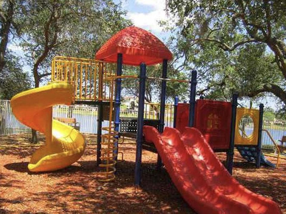 PARK ON LAKE.