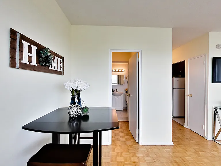 23 Lascelles Blvd — Photo 35