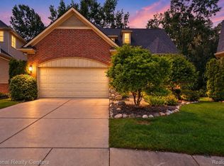 5590 River Park Ct, Waterford, MI 48327