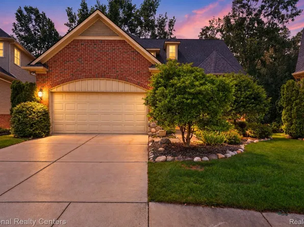 5590 River Park Ct, Waterford, MI 48327