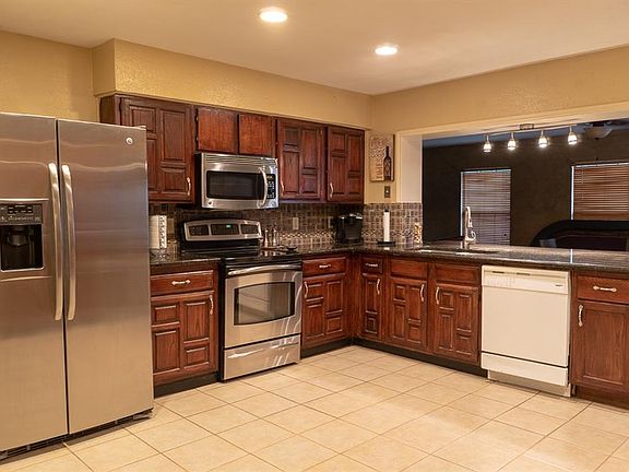 3rd image of 2805 Meadowview Dr