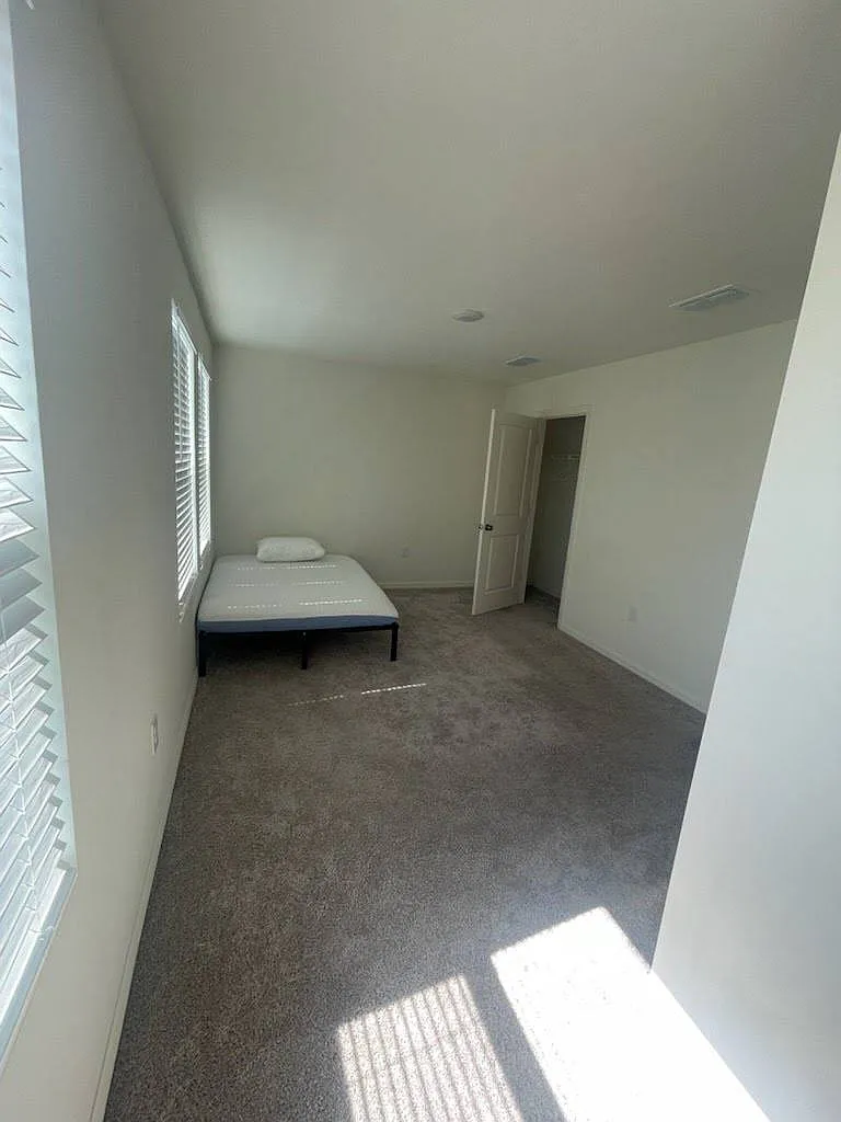 5 bed, 2274 sqft, $600 — Photo 4