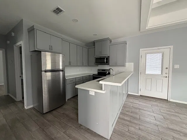413 East Acacia Street - 2 — Photo 2