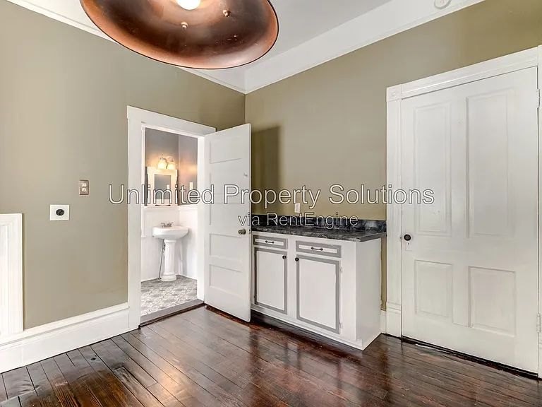108 N 8th St #B — Photo 16