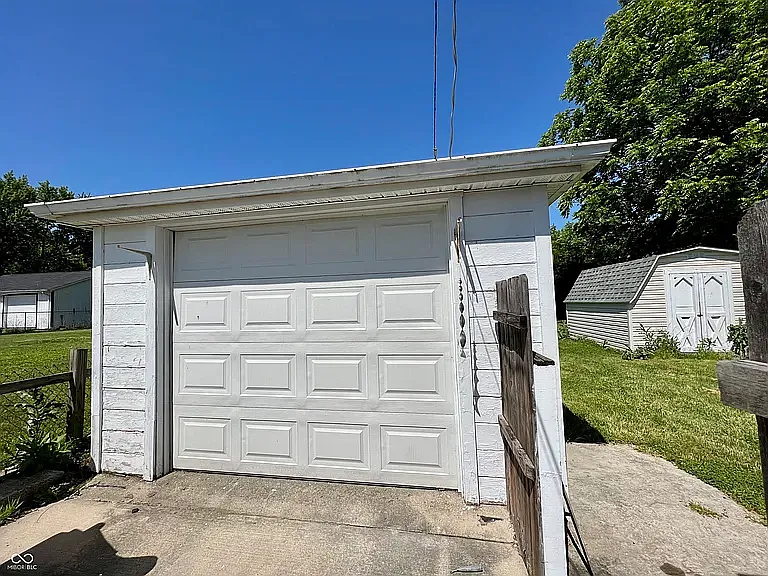 2415 Crystal St — Photo 2