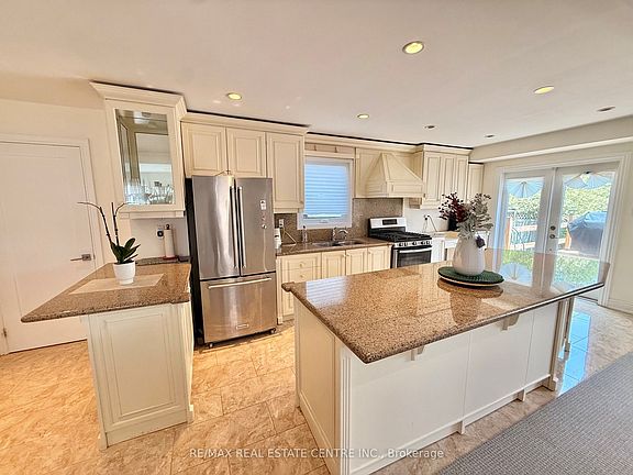 4th image of 2197 Munns Ave