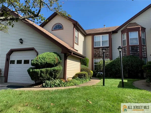 3 Edinburgh Dr #B, Monroe Township, NJ 08831
