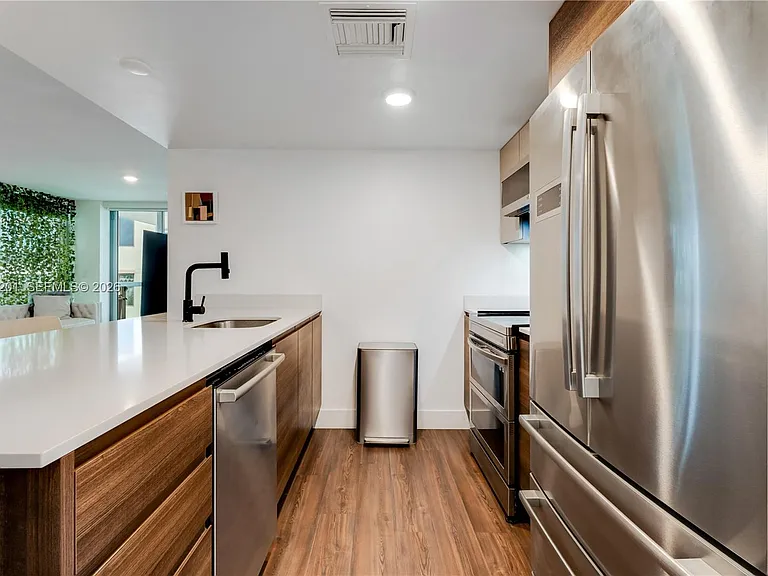 9261 E Bay Harbor Dr #607 — Photo 6