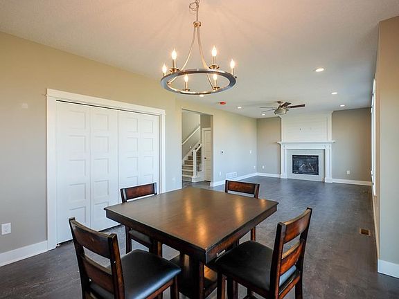 5th image of 302 Aspen Dr NE