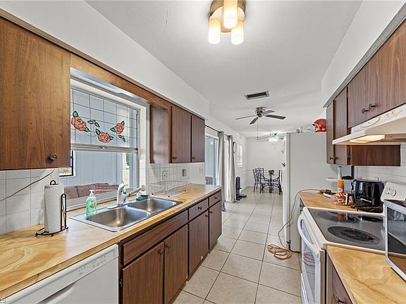 4th image of 7503 Sanibel BLVD