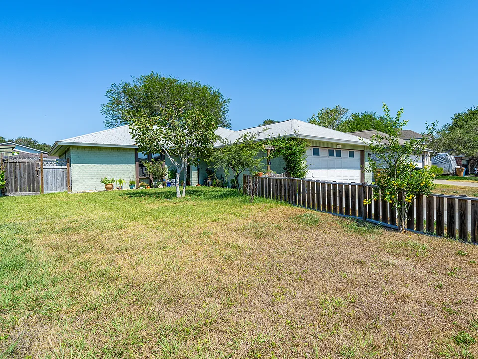2825 W Mount Dr