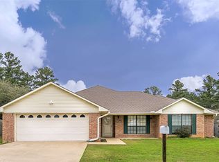 694 Briar Cove Dr, Gladewater, TX 75647