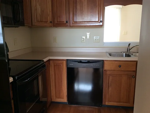 6685 Wimbledon Dr — Photo 2