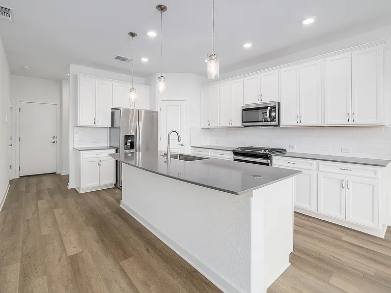109 Ventura Dr — Photo 10