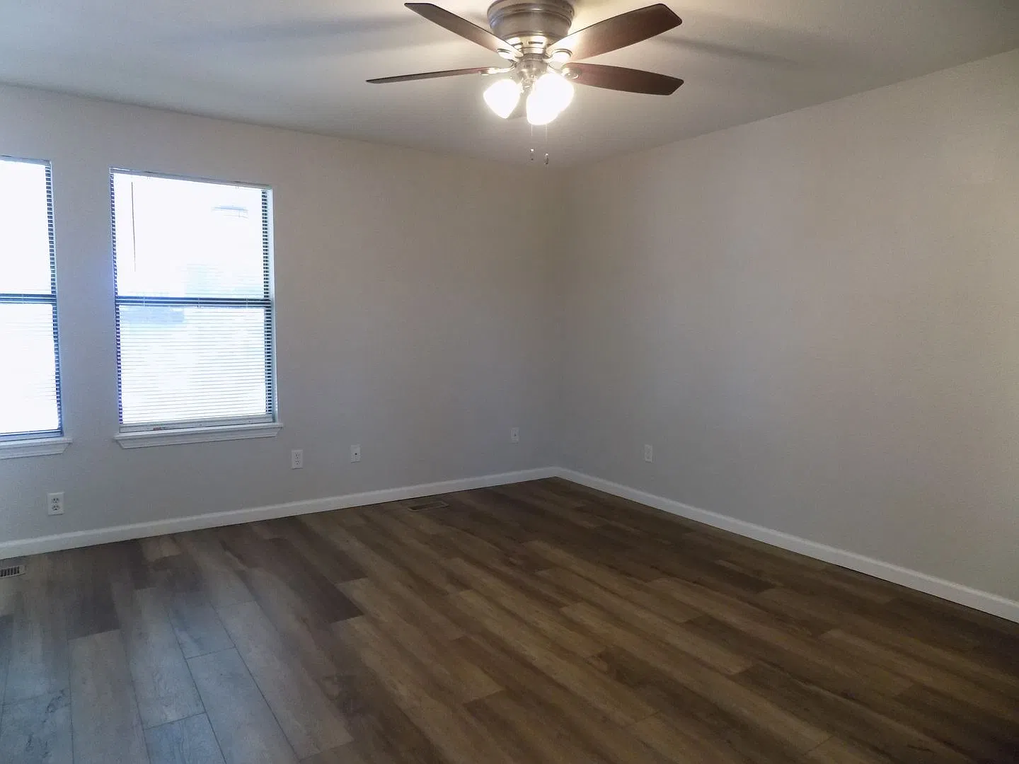 337 Hawthorne Unit B — Photo 2