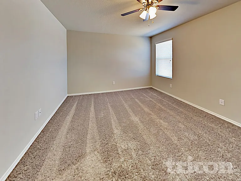5202 Everett Loop — Photo 9