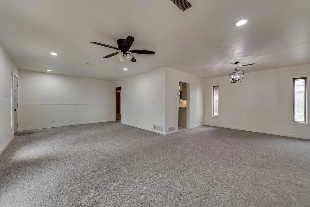4 bed, 2.0 bath, 1877 sqft, $3,200 — Photo 4