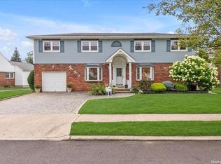 82 Evans St, New Hyde Park, NY 11040