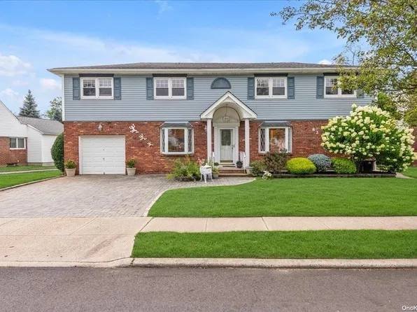 82 Evans Street, New Hyde Park, NY 11040