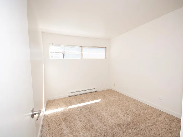 418 12th Ave E — Photo 5