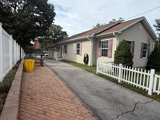 3 bed, 1164 sqft, $2,400 — Photo 2