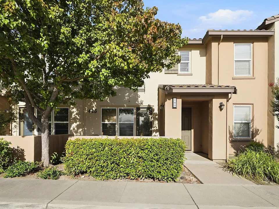 425 Regatta Ln #103-00