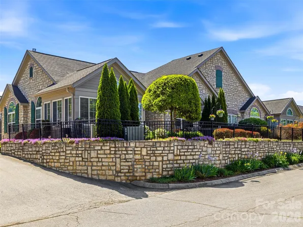 174 Summerfield Pl, Flat Rock, NC 28731