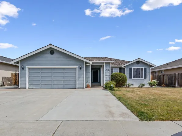 940 Apricot Ln, Hollister, CA 95023