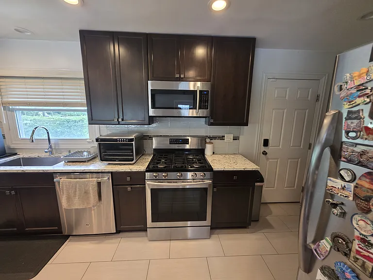 Kitchen/Entry