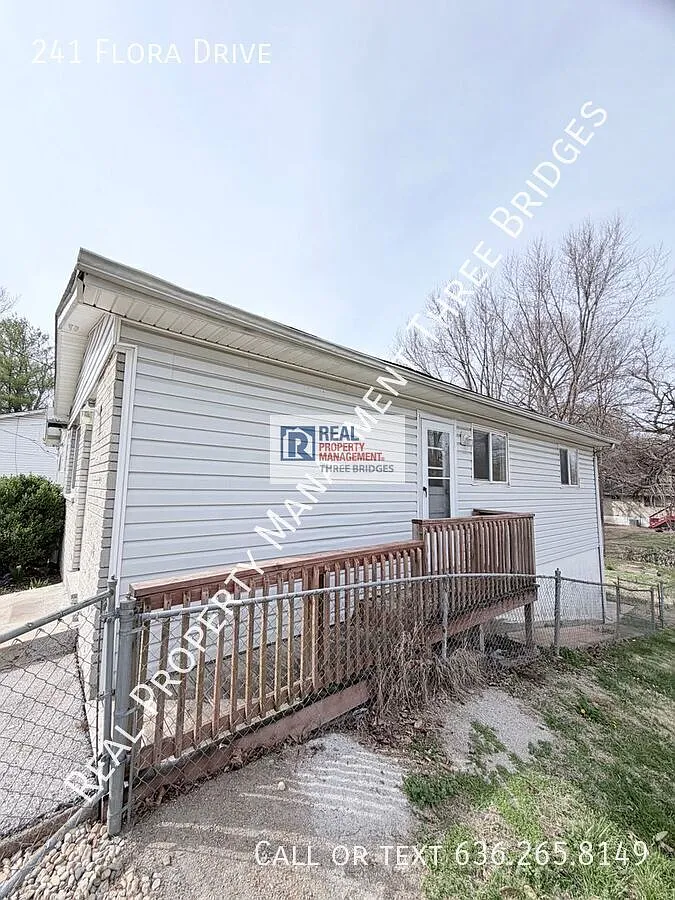 Building Photo - 241 Flora Dr