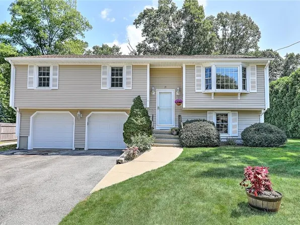 15 Ursula Dr, Bristol, RI 02809