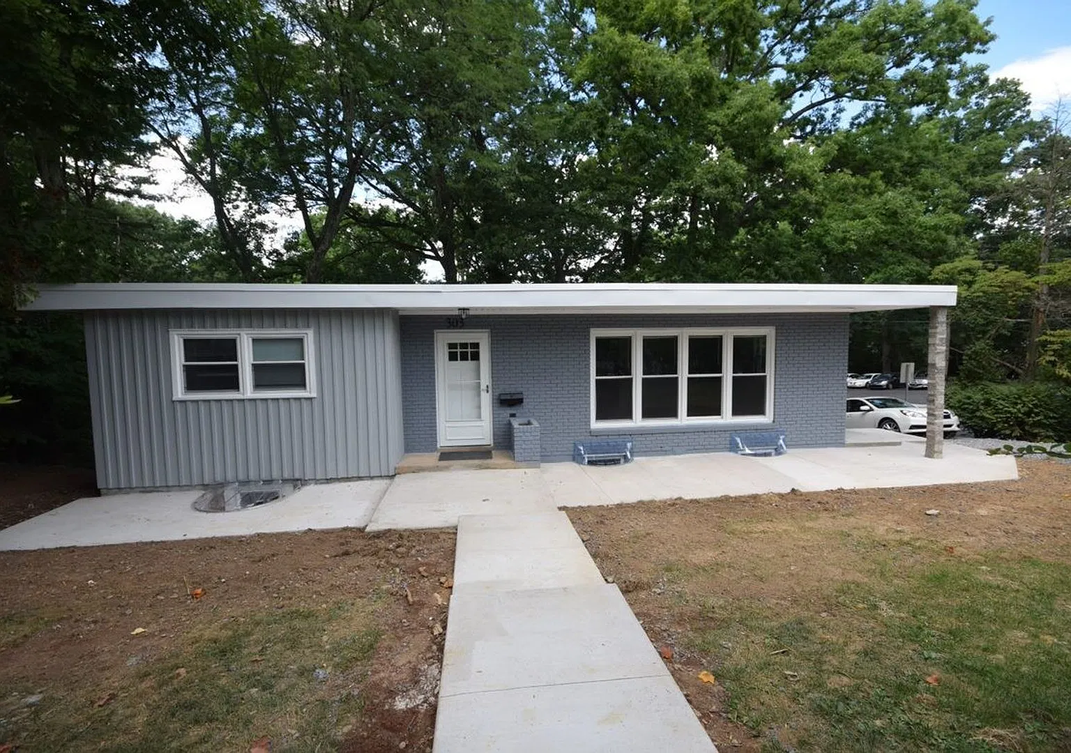 303 Hillcrest Ave - 5 bedroom, 2 bathroom house for 5! — Photo 1
