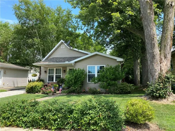 25 Monroe Ave, Charleston, IL 61920
