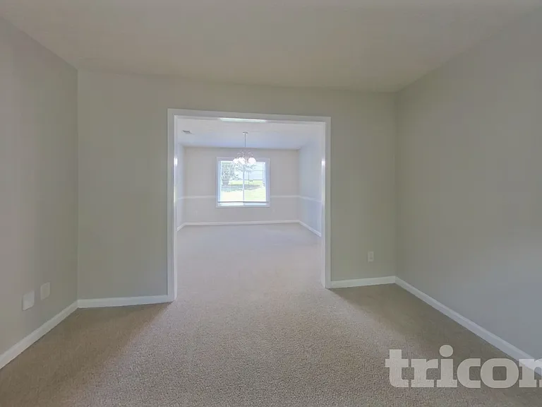 1916 Hillspring Ln — Photo 2