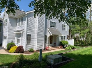 41 Weatherhill Rd, Hamburg, NJ 07419